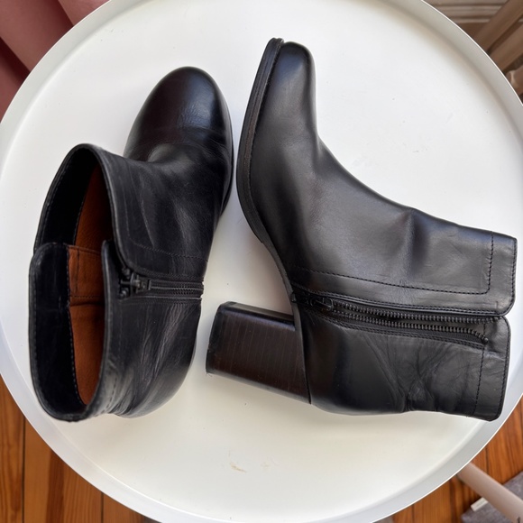 Like NEW Frye Addie Double Zip Boot - Picture 9 of 9